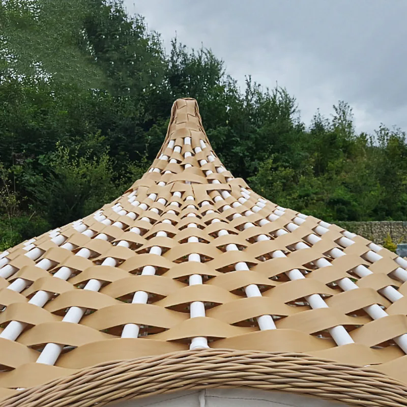 Modern ligbed met luifelbenodigdheden Rieten ligbed in tuinvorm