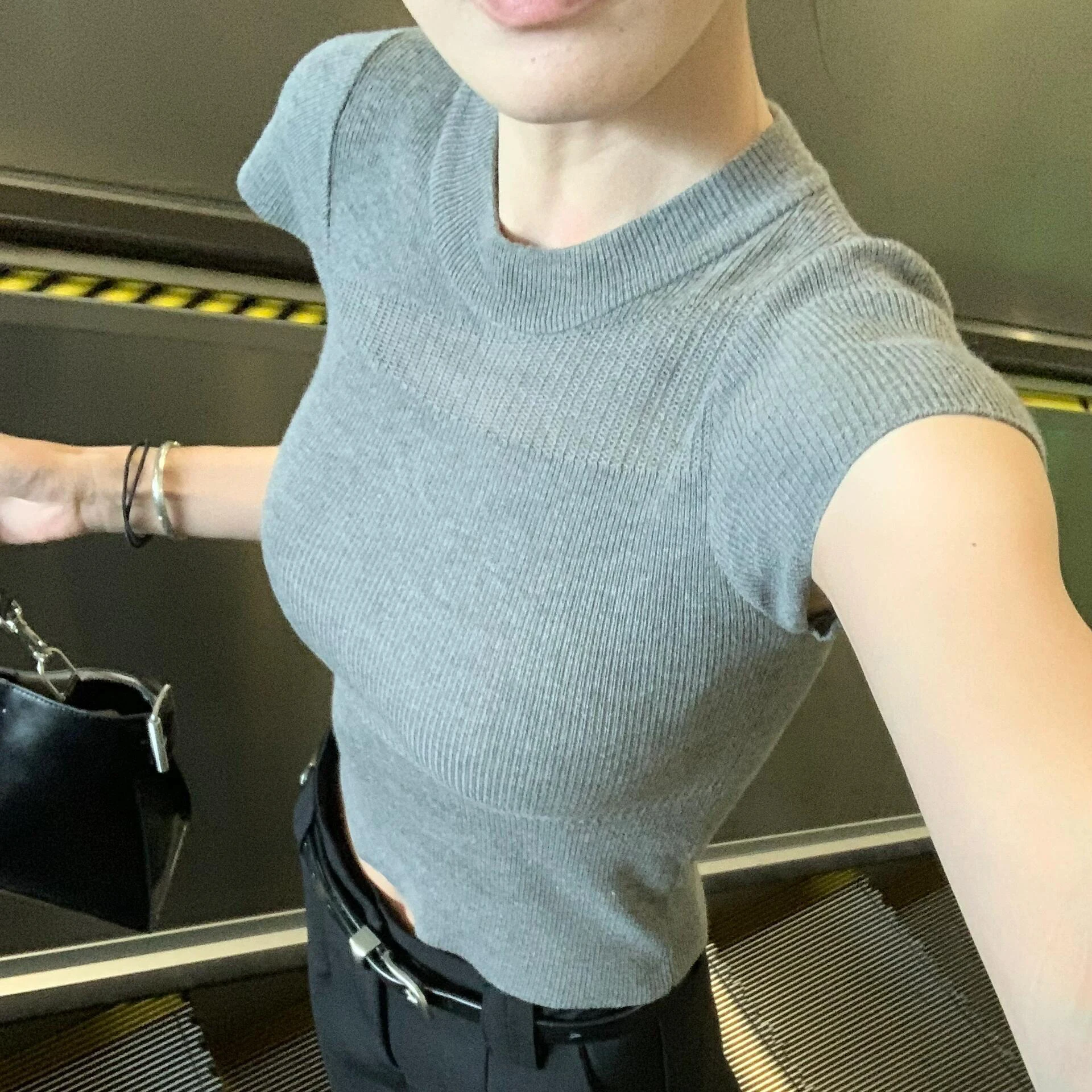 محبوك رمادي الكتف قصيرة الأكمام تي شيرت للنساء الصيف تصميم جديد الإحساس فتاة حار نمط صغير الجوف خارج البنطال القصير #4