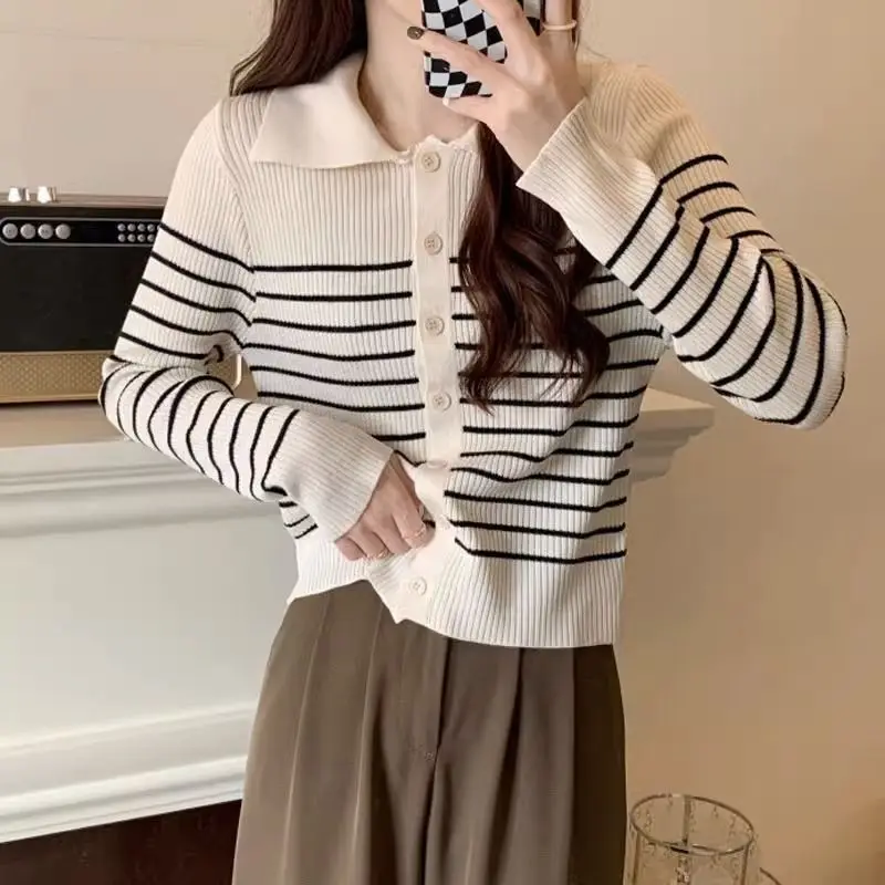 Damski kardigan z dzianiny w stylu retro w paski, łączony, zapinany na guziki, z długim rękawem i kołnierzykiem polo.