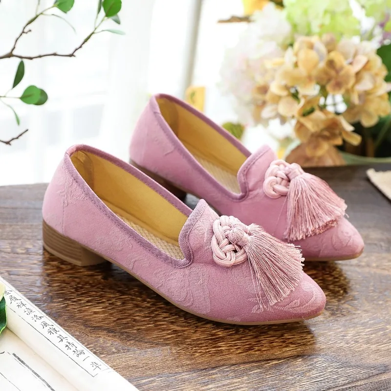 

Fashion Ethnic Style Womens Embroidered Shoes Are Purely Hand-Sewn Wood Grain Bottom Pointed Tip Disc Buckle Fringed High Heels