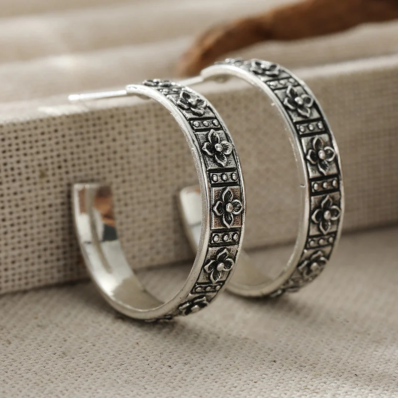 Ladies' Vintage Circular Hoop Earrings With Embossed Small Flower Design Daily Versatile Earrings Exotic Style Jewelry