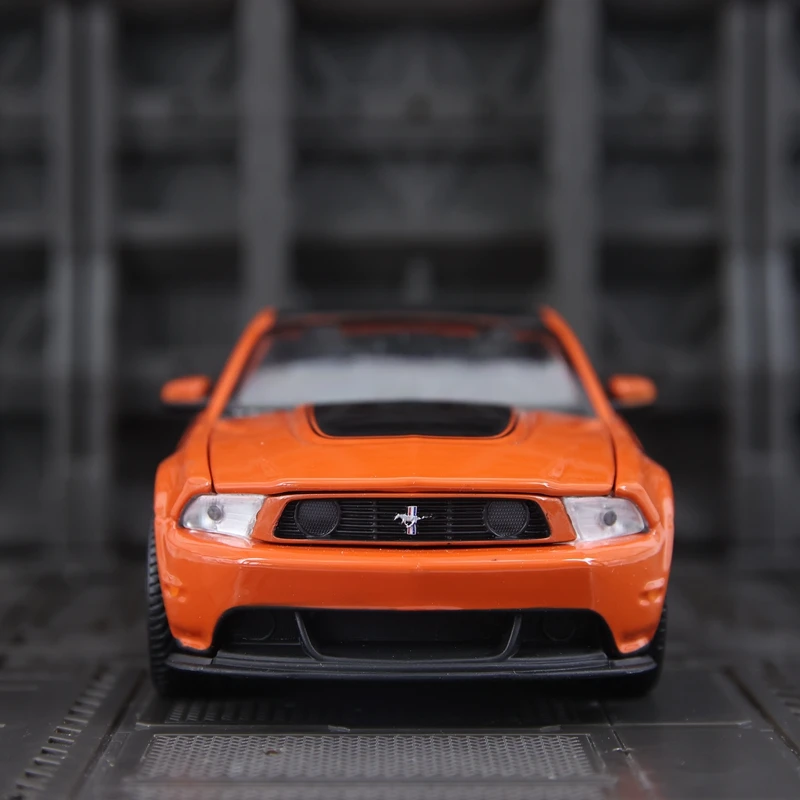 

Maisto 1:24 simulation Ford Mustang Boss 302 alloy car model doors and hood can be opened rich details, fine workmanship