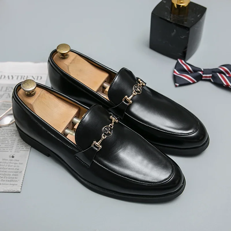 New Loafers Men Shoes PU Solid Color Fashion Business Casual Wedding Party Daily Classic Metal Chain Slip-on Dress Shoes CP081