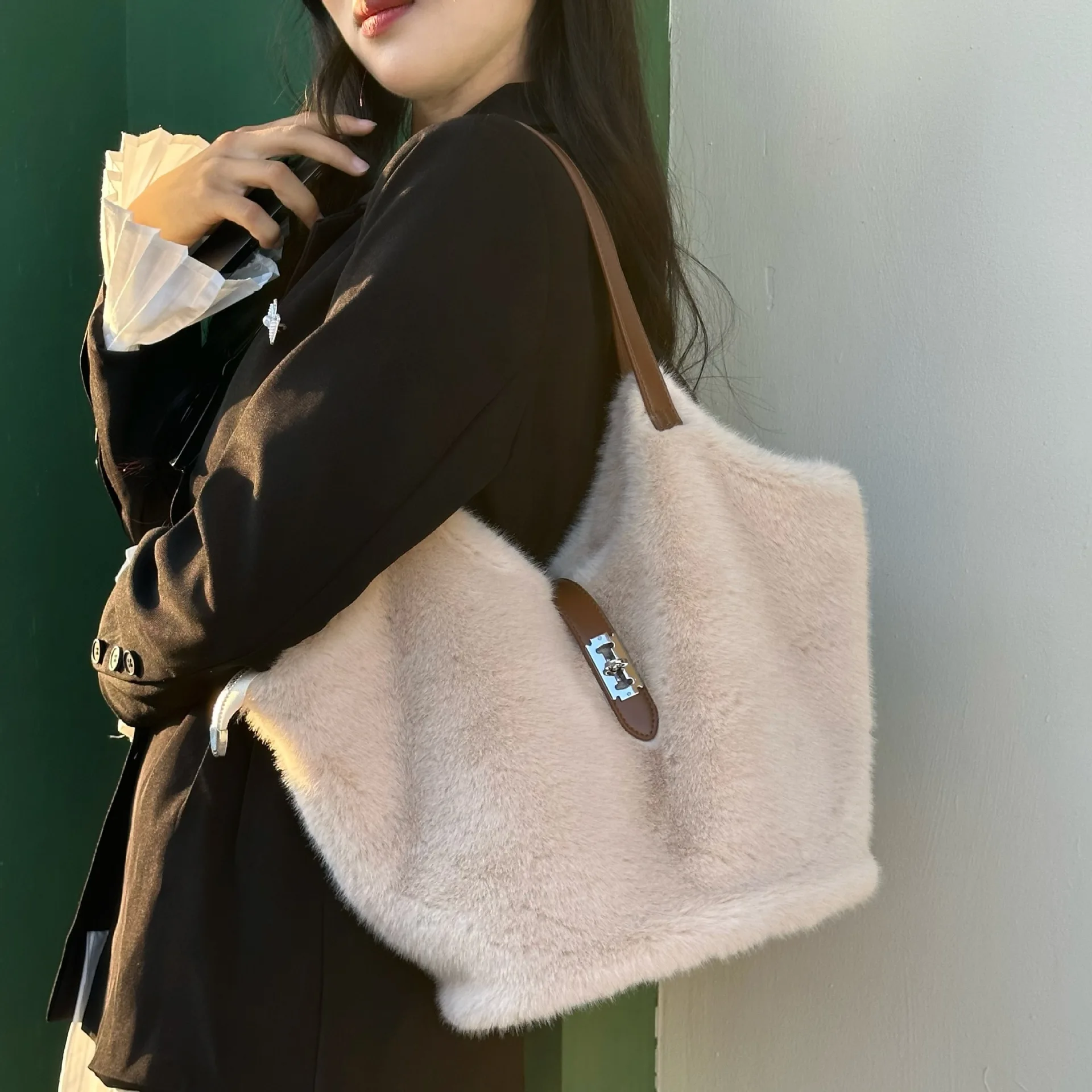 

New Plush Handbag for Autumn and Winter 2025 Luxury Soft Half Moon Bag Faux Fur Underarm Bag Cute Lockable Single-shoulder Bag