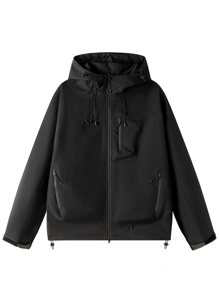 

Черная куртка на молнии с капюшоном, множеством карманов на молнии и регулируемыми деталями.