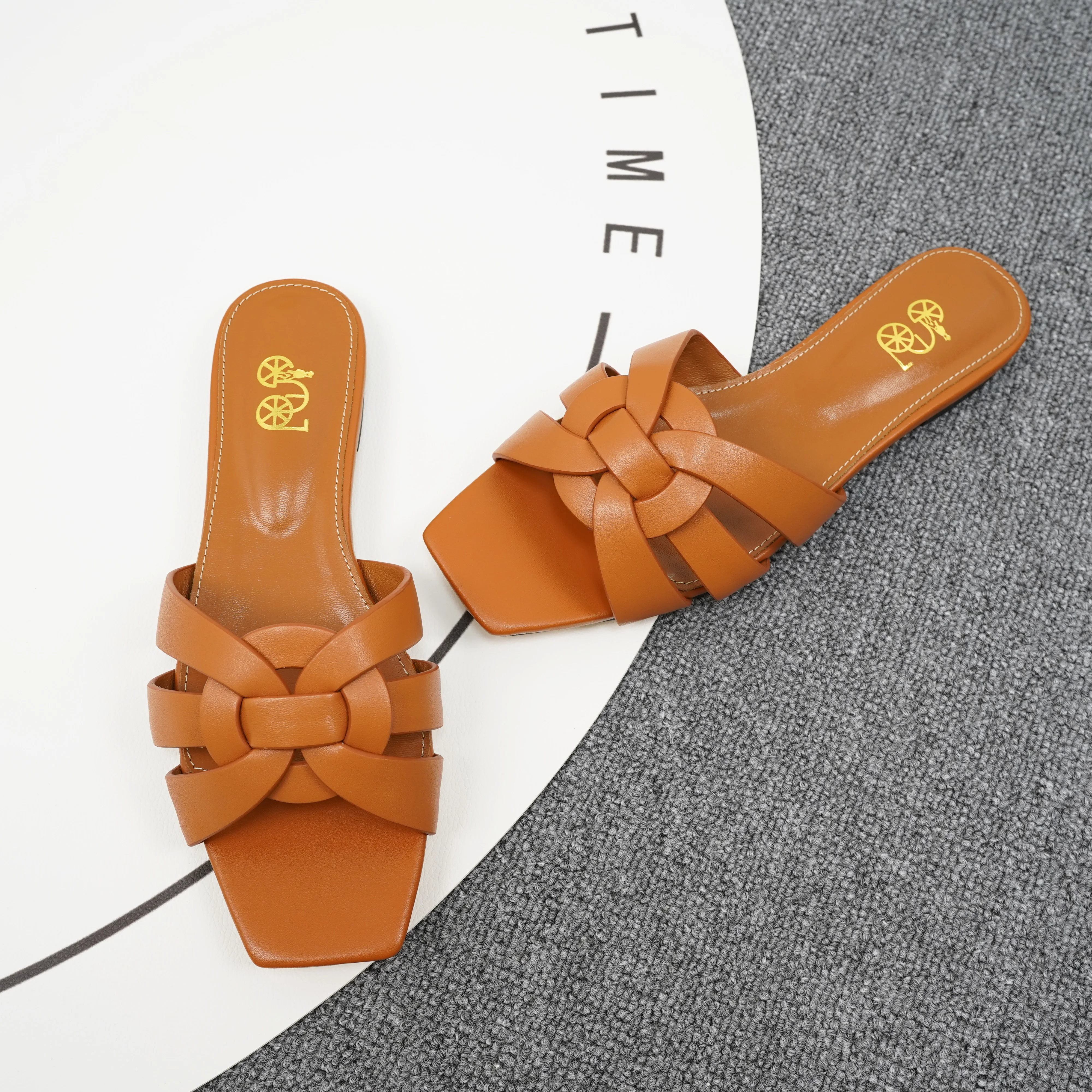 2024 classic women\'s open toed cowhide solid color slippers new summer non slip outdoor slippers luxury brand beach slippers