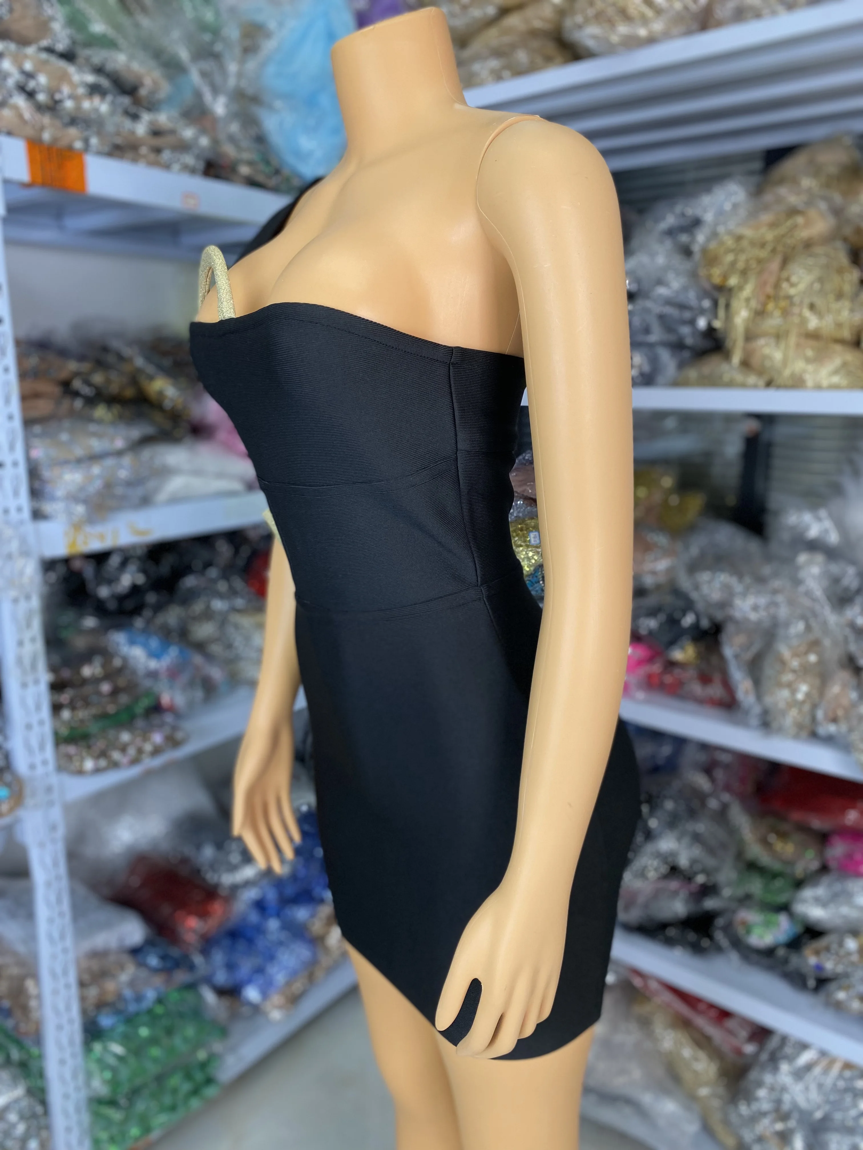 Mini vestido Bandage negro de nuevo diseño para mujer, vestido de fiesta de noche de celebridad con un hombro recortado con inserción dorada, moda de alta gama