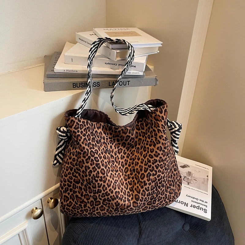 

2025 New Hot Sale Versatile Sweet Large Capacity Youth Crossbody Bags Leopard Print Hasp Commuting Suede Shoulder Bags