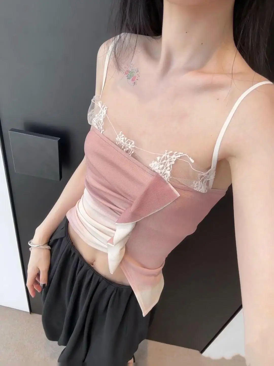 

Розовый изысканный кружевной жилет с асимметричным кроем, вельветовой текстурой, плиссировкой, 3D-ремнями, многослойный, уличный стиль, облегающий, летний 2025