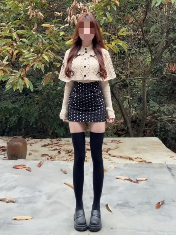 

Комплект из двух предметов: вязаное пальто и топ в стиле ретро. Уникальный дизайн, мягкий хлопок, длинный рукав. Модный весенний вариант.