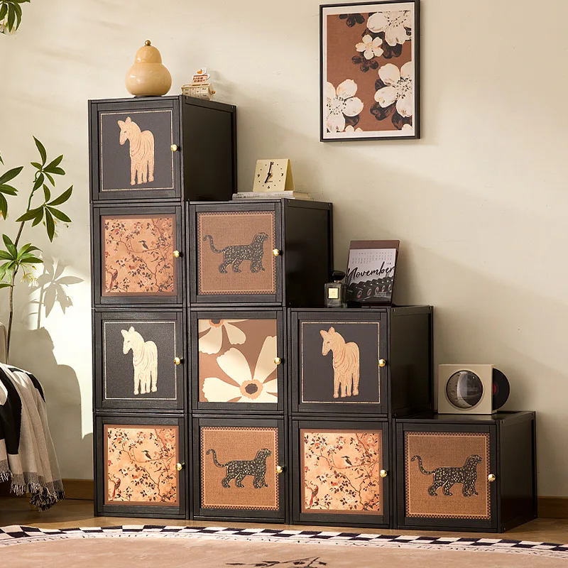 

Новая модель комода, шкаф для хранения вещей в спальне, небольшой напольный шкафчик у стены, и прикроватная тумбочка.