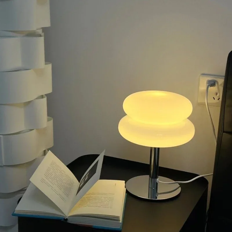 

Girl ins desk lamp, living room bedroom high-end simple atmosphere medieval lamp