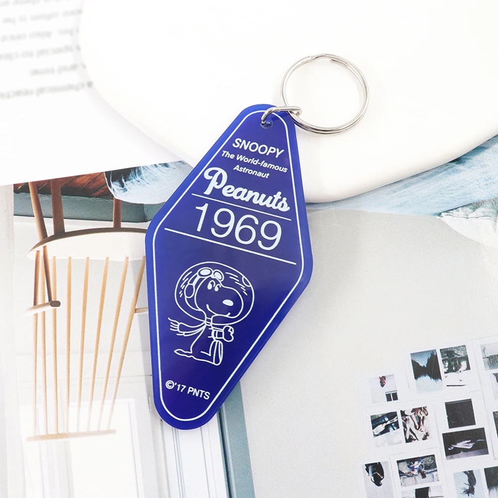 رائد الفضاء العالمي الشهير 1969 النسخة الأمريكية الرجعية موتيل المفاتيح الديكور كلاين الأزرق لطيف الكرتون مفتاح قلادة عصابة