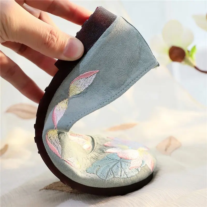 Old Chinese Flats Women Beijing Shoes Elegant Flower Loafers Woman Antiquity Embroidered Shoes Womens Espadrille Flats Mocasin