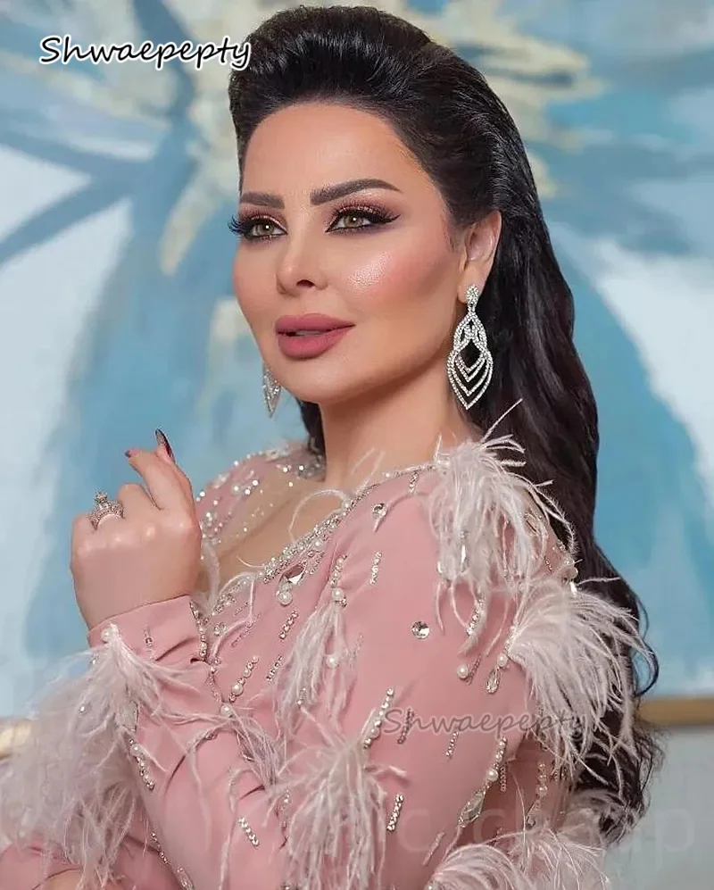 Perlenbesetztes rosa Meerjungfrau-Abschlussballkleid mit Federn, langen Ärmeln, transparent, V-Ausschnitt, modisch, arabische Frauen, formelles Partykleid 2025, individuell gestaltet