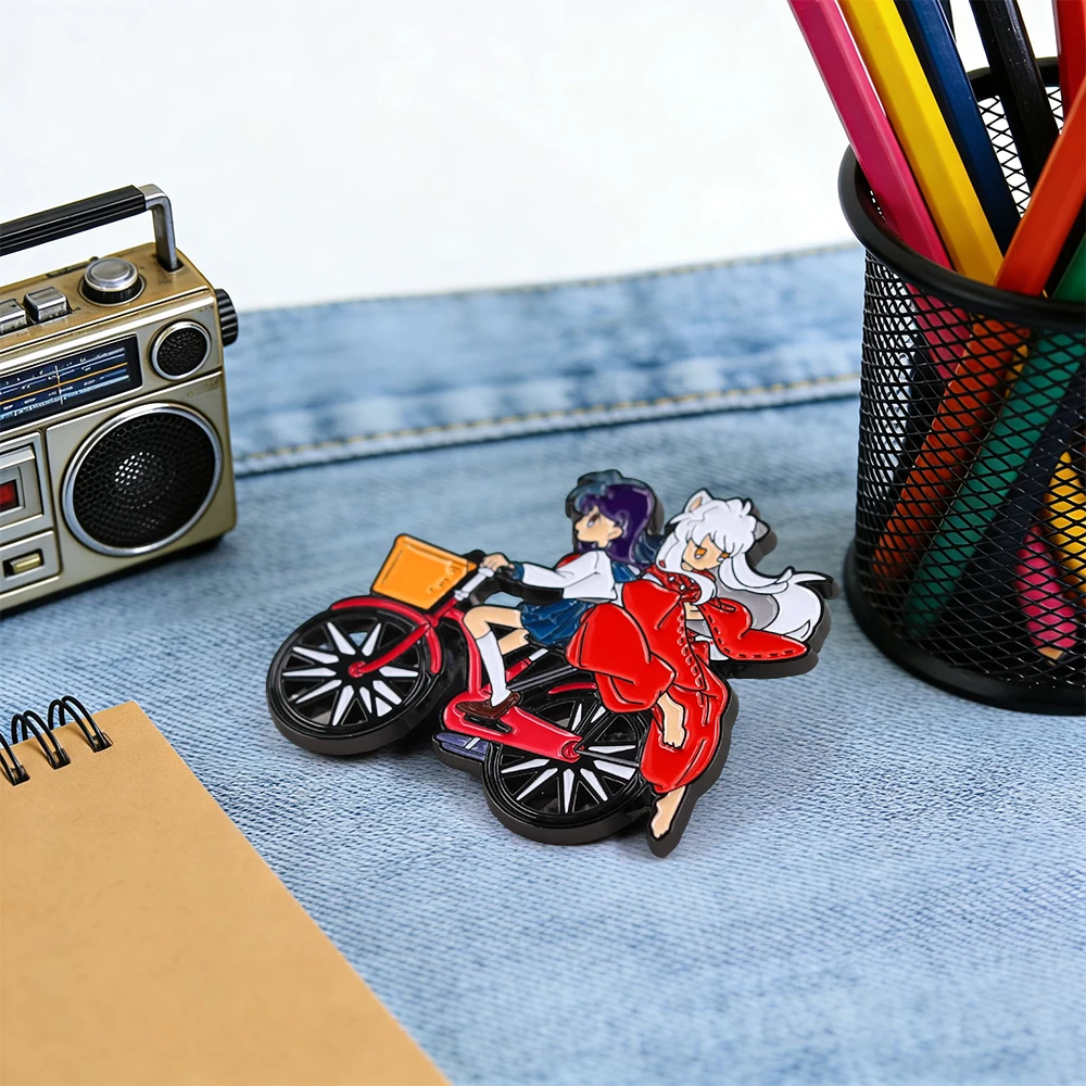 Inuyasha Kagome auf Fahrrad Emaille-Anstecknadel Klassische Anime-Filmfiguren Brosche Rotes Fahrrad Metall-Abzeichen Reversnadel Manga-Geschenk für Fans – Detail 5