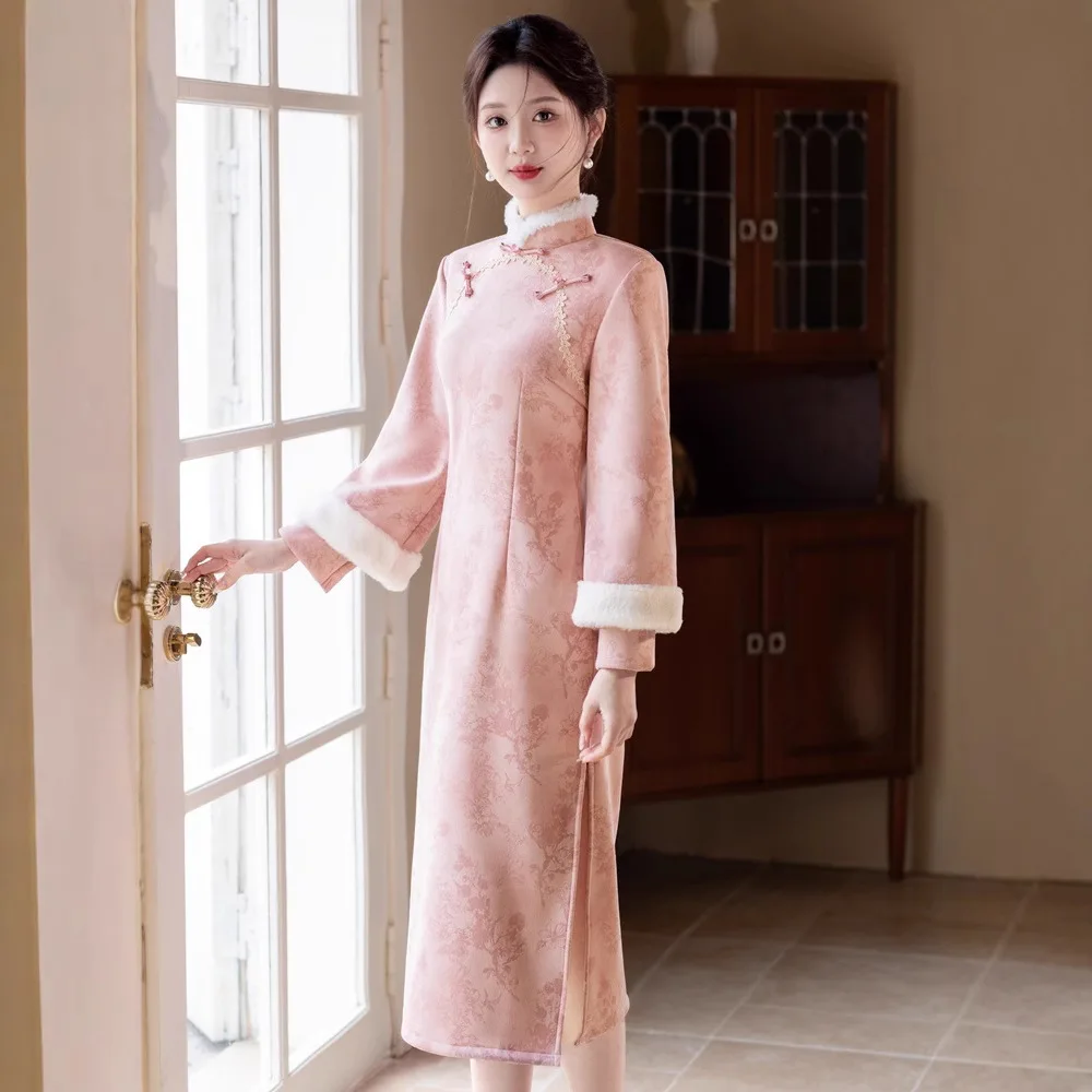 

Yourqipao Китайский традиционный розовый элегантный женский стиль, теплый плюшевый воротник Cheongsam, 2024, зимнее бархатное повседневное Ципао
