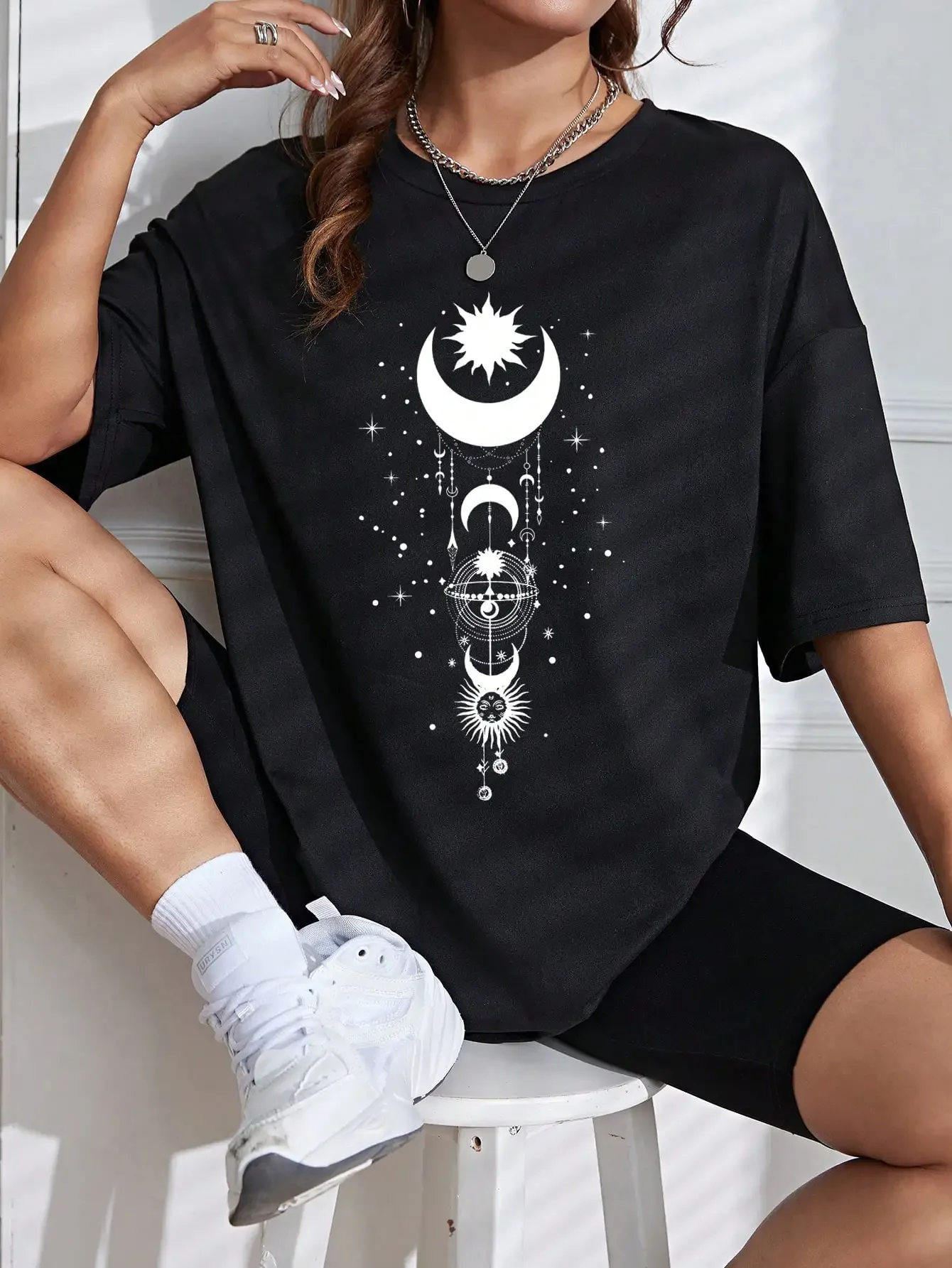 Camiseta con hombros caídos y estampado de luna