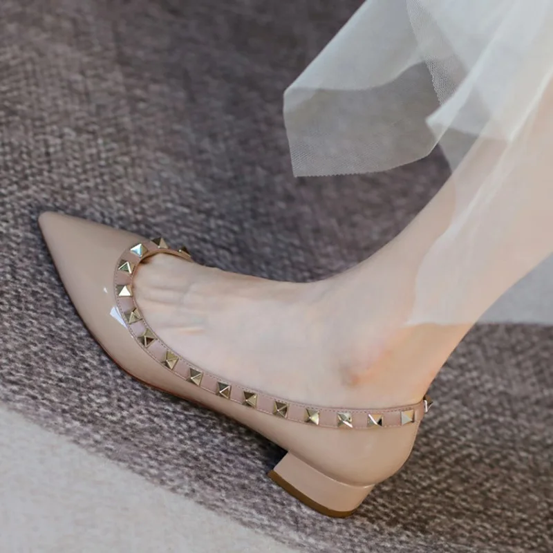 2025 marchio di lusso rivetto in pelle laccata tacchi alti nero nudo bianco a punta superficiale fondo piatto scarpa singola da donna moda 41