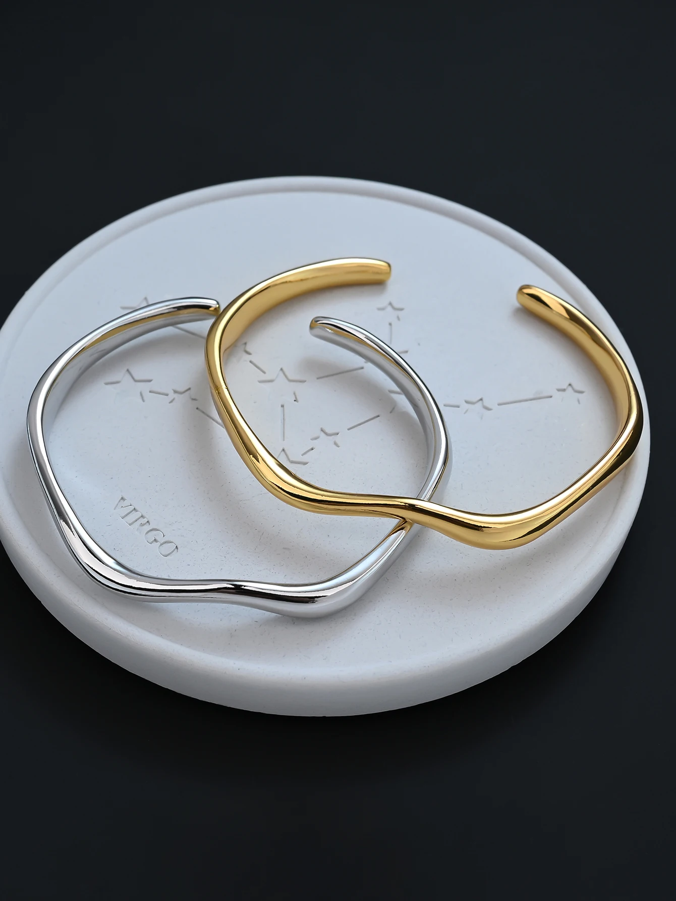 Minimalistisches Metallisches Unregelmäßiges Offenes Armband für Frauen, Luxuriöses Nischendesign, Hochwertiger Cooler Handschmuck