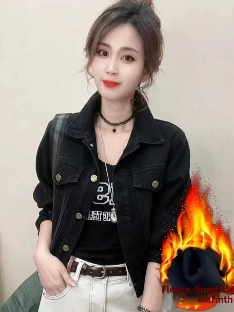 Koreański płaszcz damski z denimu, casualowy, uniwersalny, jesienno-zimowy, modny, ciepły, ocieplany, długi, zapinany na guziki.