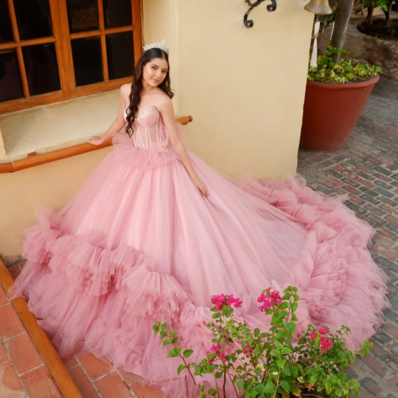 

Розовое платье для церемонии Quinceanera с открытыми плечами, кристаллическим декором, длинным шлейфом, кружевными многослойными оборками, платье для церемонии Quinceanera. ﻿ Настройте на свой вкус
