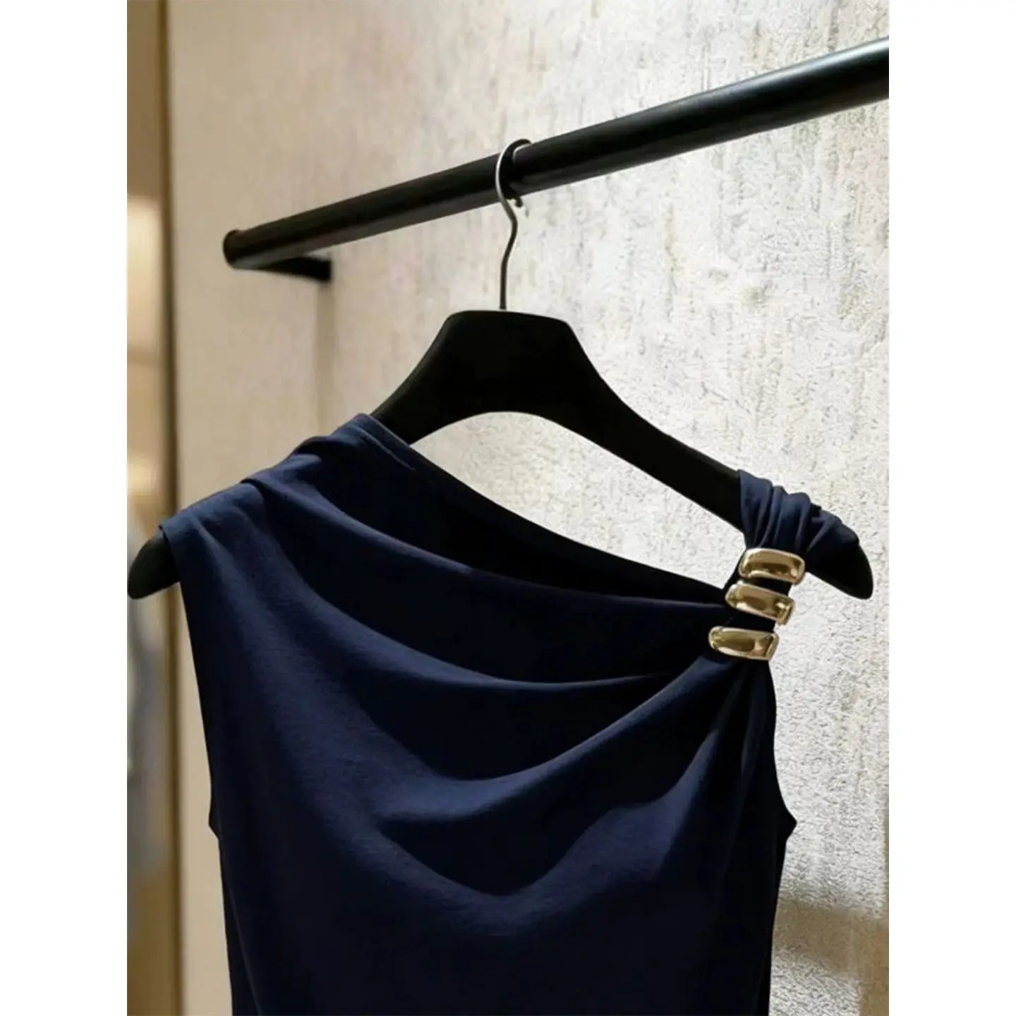 Slimming Effect Asymmetric Slant Collar Sleeveless Top for Women Summer Unique Design Metal Buckle Strap Vest Girl Style Tshirt