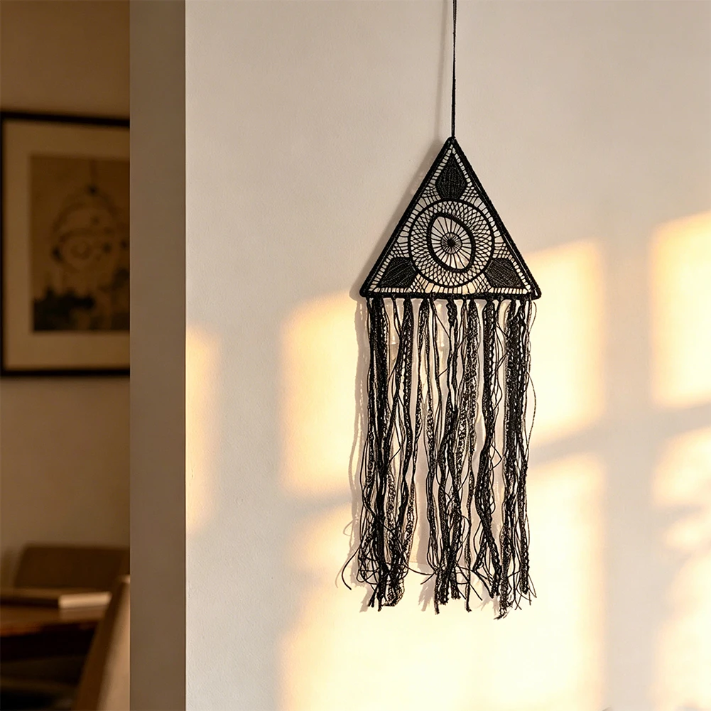 Handgewebter schwarzer Dreieck-Traumfänger mit Quasten, Boho-Mystik-Wanddekoration für Zuhause, Partys und Camping – Detail 5