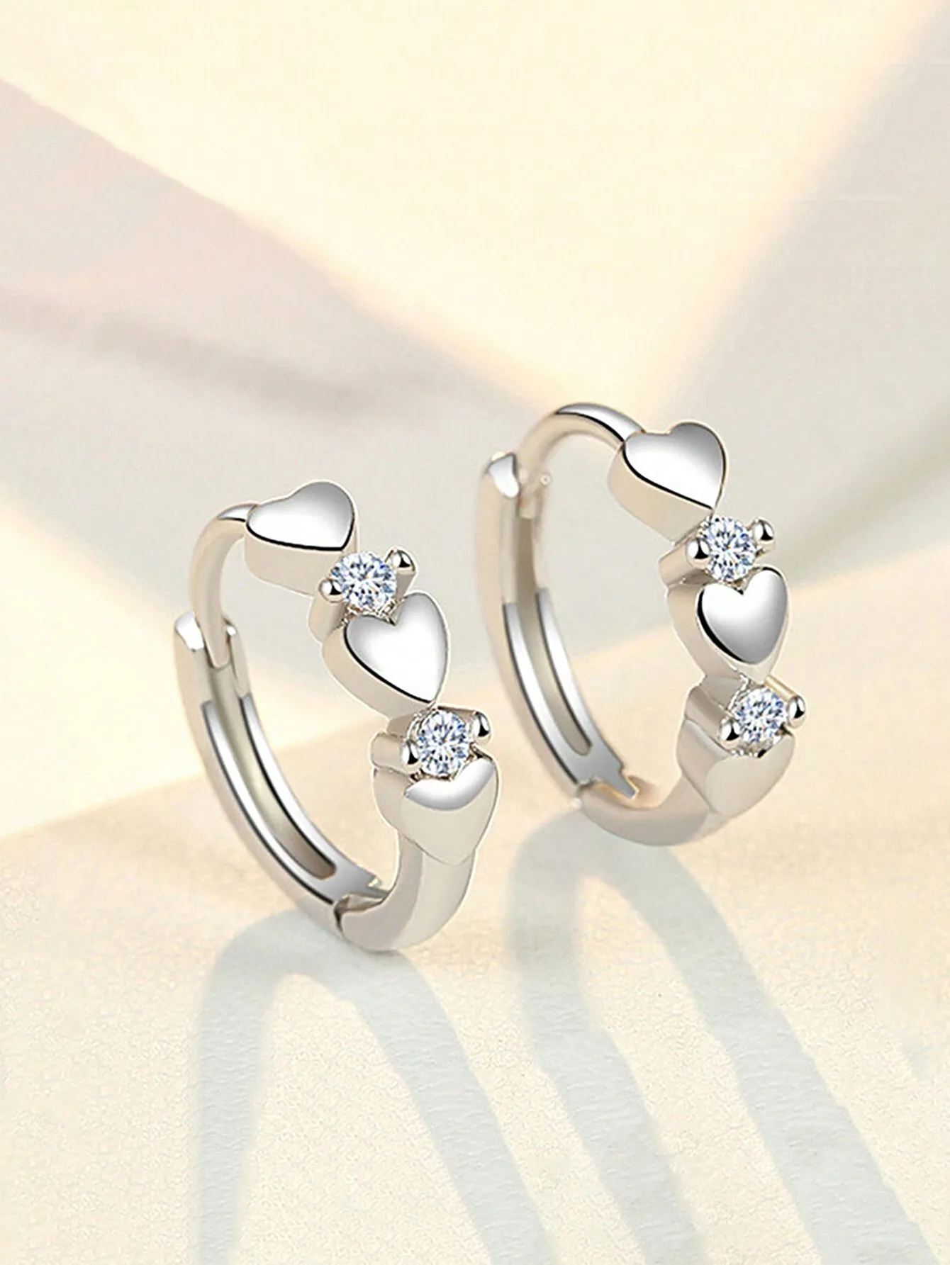 

Серебристые серьги-кольца с сердечками и кристаллами для повседневной носки или вечеринок