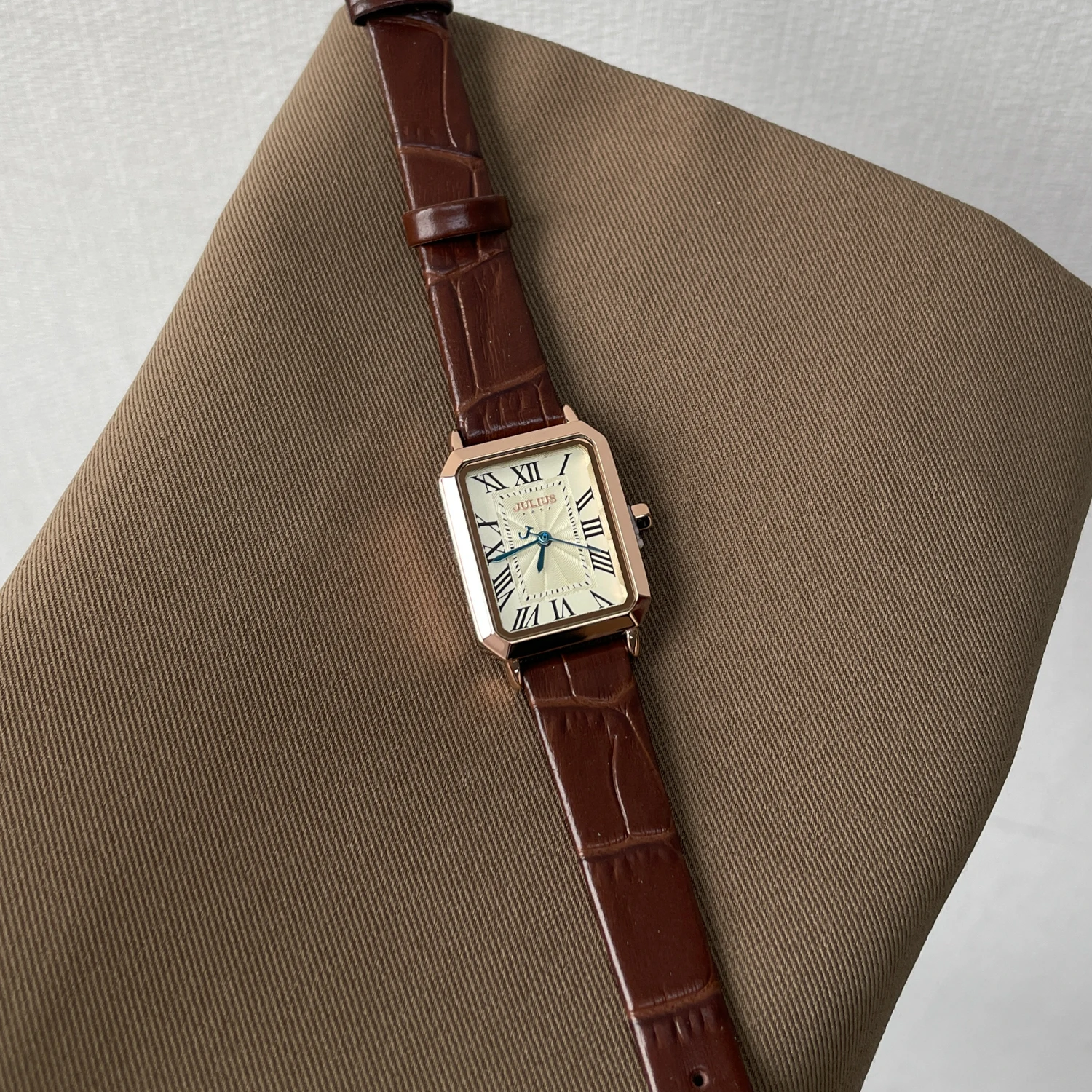 

The New Brown LeatherWatch Exudes SophisticationAnd Elegance It'S A HighEnd Luxurious Women'S Wristwatch With An Artistic Design