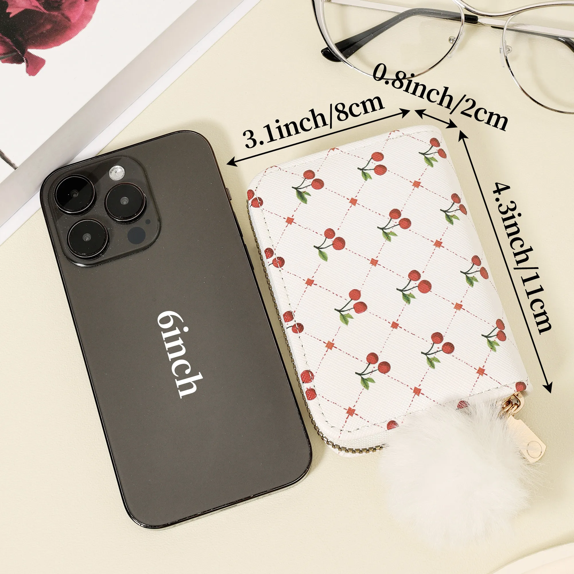 패셔너블하고 고품질의 신용카드 수납 가방, 심플하고 캐주얼하며 여러 카드 슬롯이 있어 정교한 폼포 장식으로 꾸며져 있습니다.