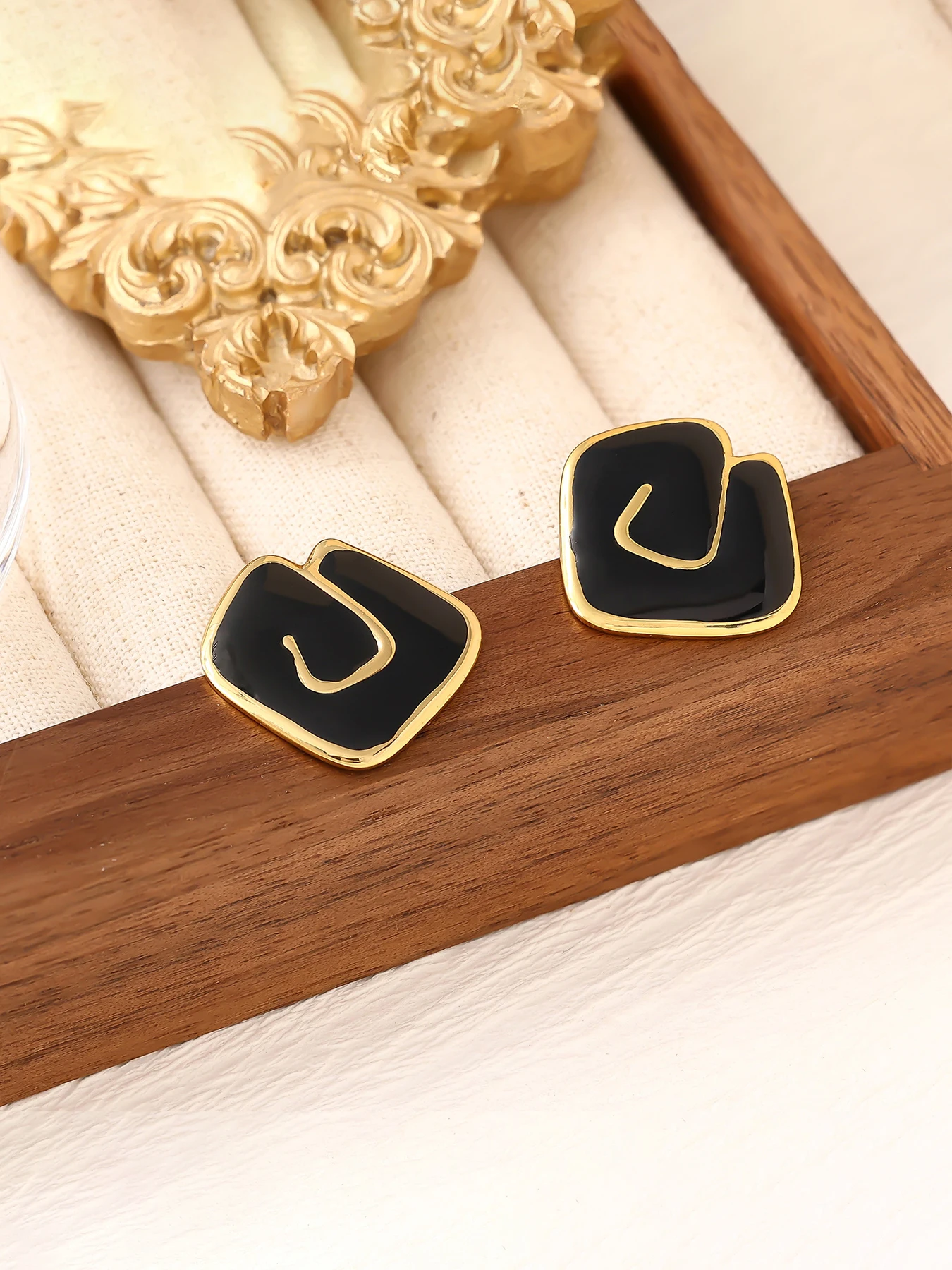 

New Unique Geometric Stainless Steel Thread Earrings, Simple Vintage Oil Ear Studs, High-End Retro Style Jewelry for Women