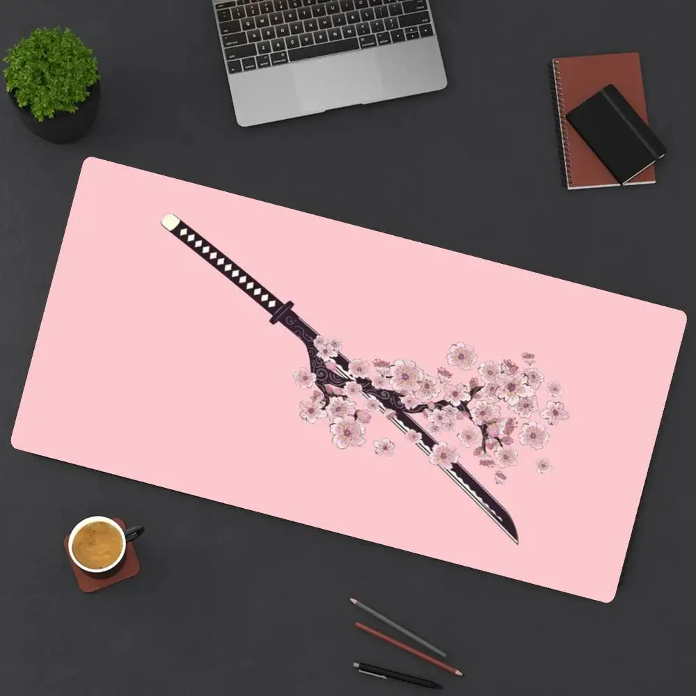 

Стильный коврик для мыши с рисунком катаны — нескользящая резиновая основа, моющаяся, подходит для работы, игровых и офисных помещений.