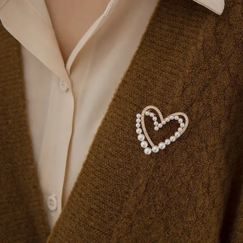 Design Sense Pearl Crystal Heart Brooch 2024 New Fashion High Grade Women's Exquisite Pins Fixed Coat Sweater Accessories Heart