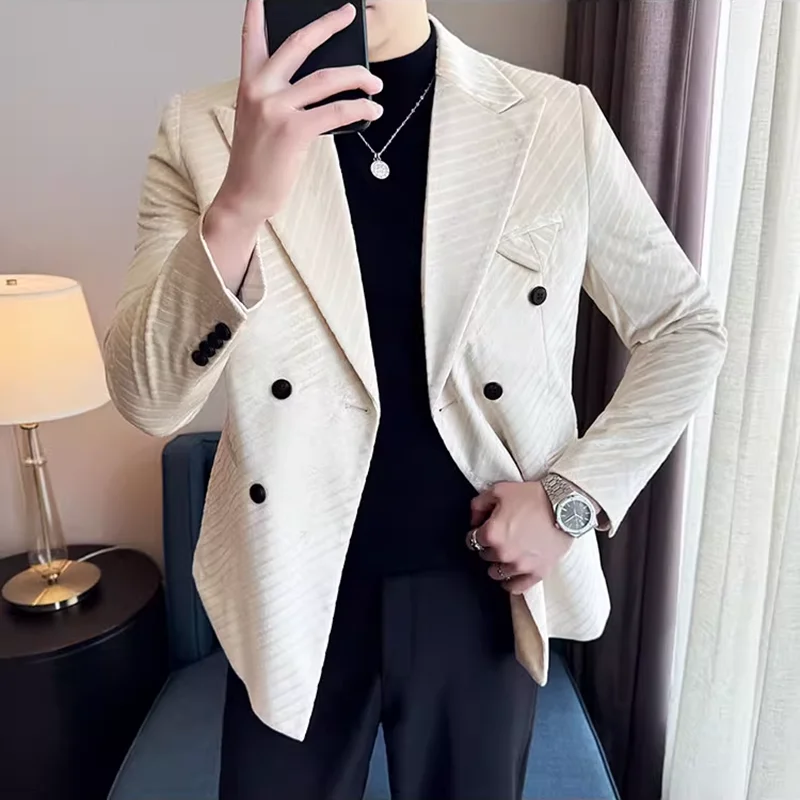 เสื้อสูทกำมะหยี่ผู้ชายแบบใหม่สำหรับฤดูใบไม้ร่วงและฤดูหนาว กระดุมสองแถว ลายทาง ทรงเข้ารูป สไตล์ลำลอง เสื้อโค้ทคุณภาพสูง สำหรับงานพิธีการและธุรกิจ