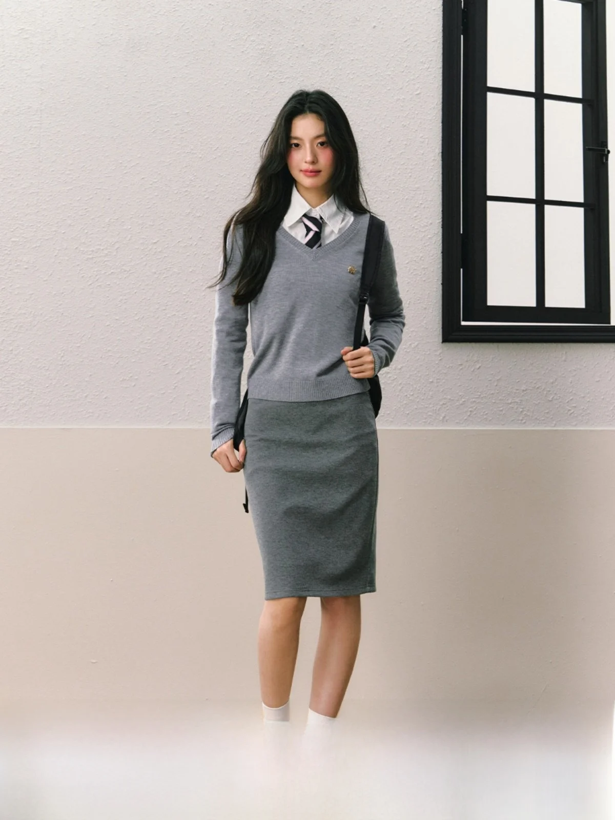 

Комплект из двух предметов: оригинальный дизайн 7iftin, осенний универсальный вязаный топ и белая короткая юбка, модный женский комплект.