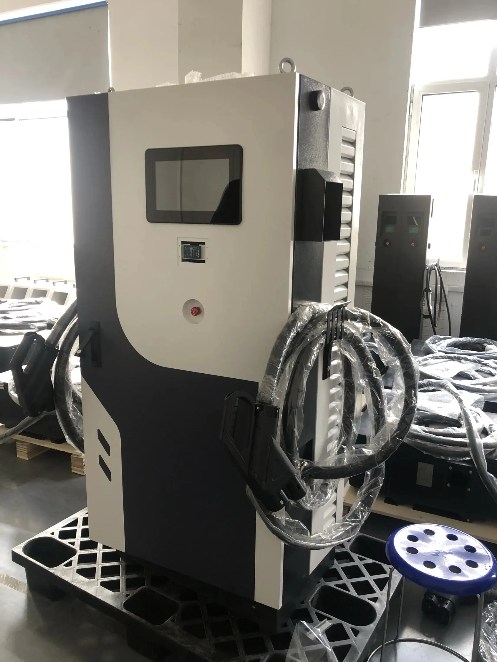 Universal 120kw Solar EV Charger New Combo CCS 1/2 Chademo GBT DC Charger From Manufacturer For Electric Vehicle