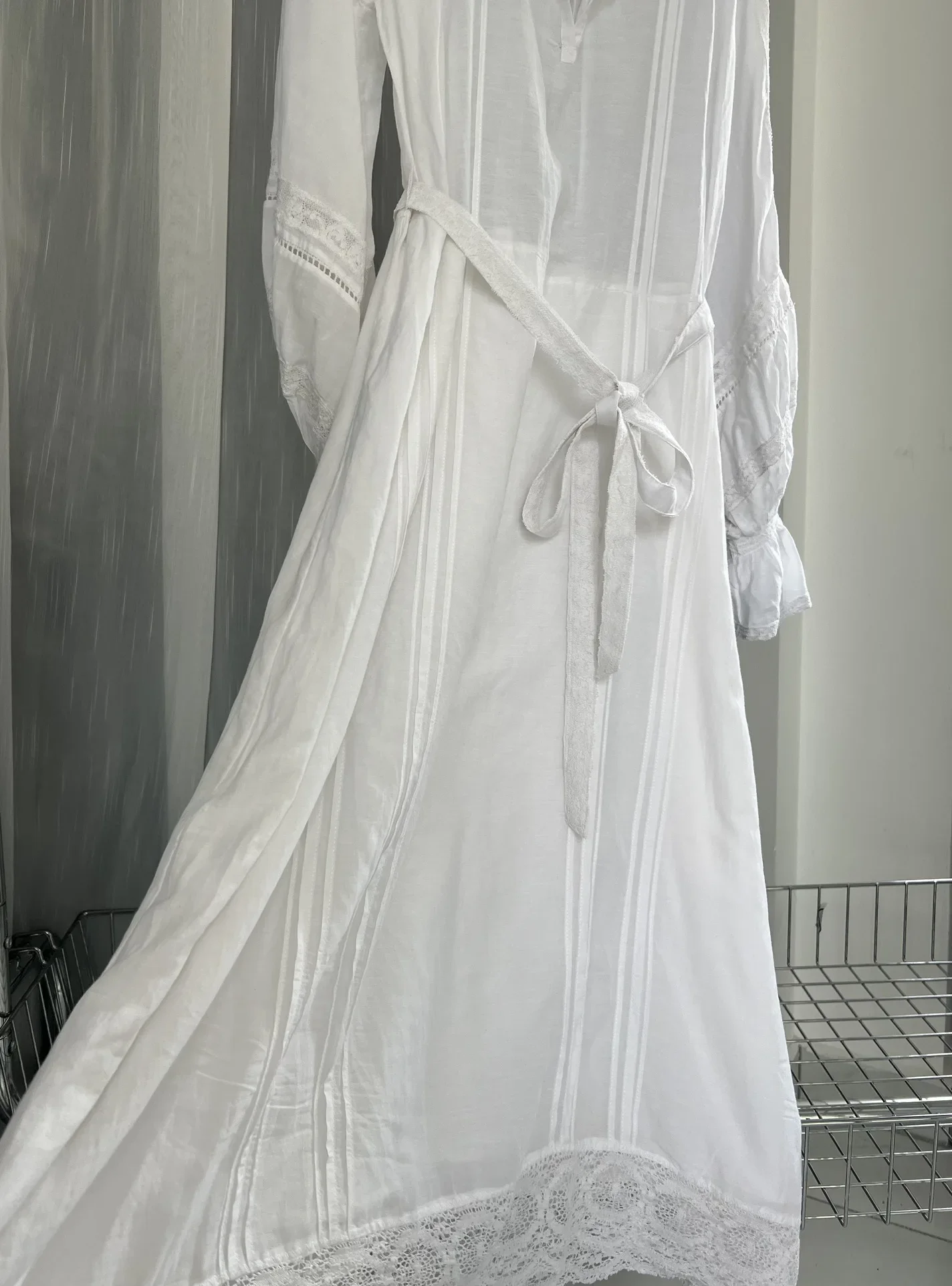 Abito femminile casual con scollo a V e maniche a sbuffo a vita alta con abito midi bianco da donna con impiombatura in pizzo