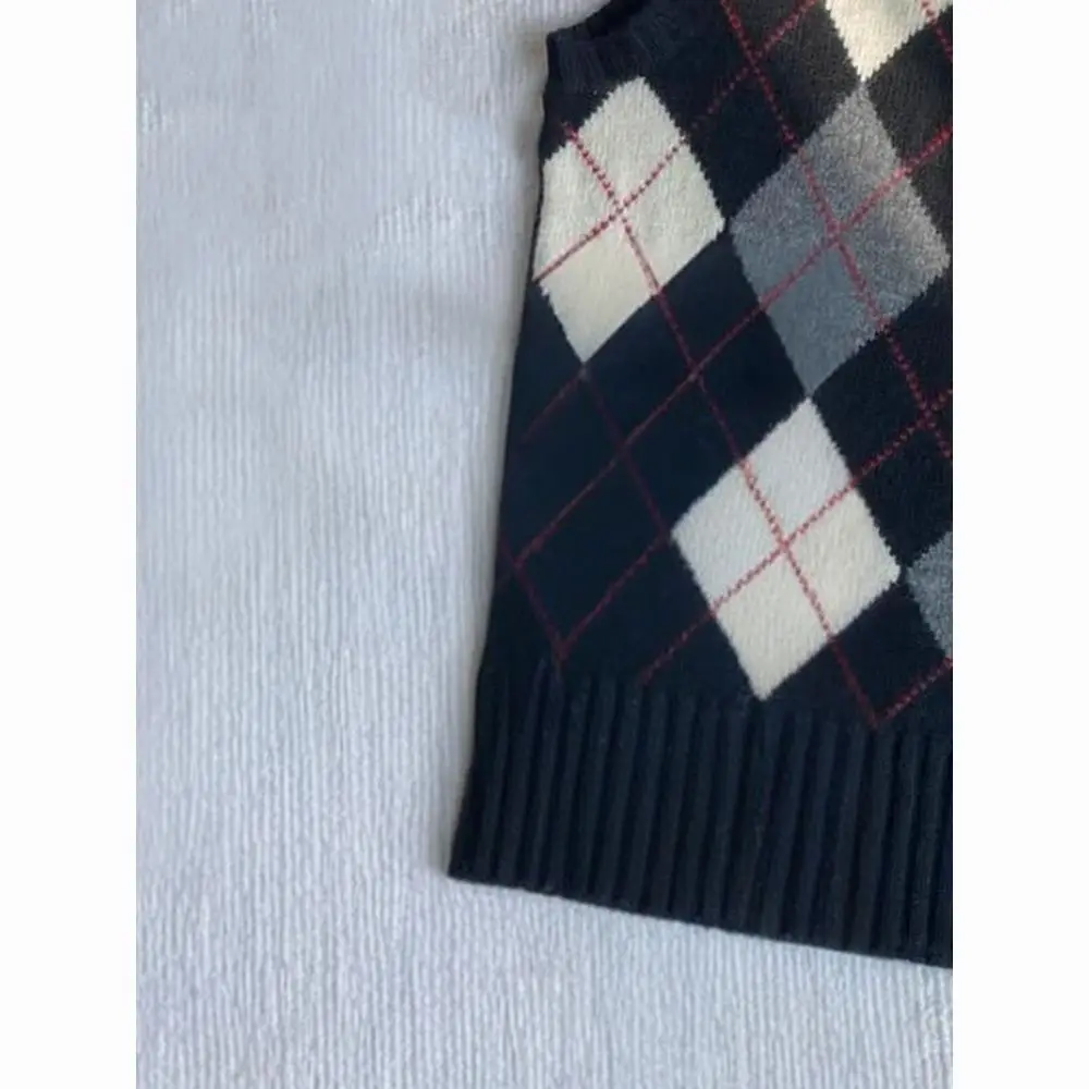 เสื้อกั๊กไหมพรมคอสูงครึ่งตัวสำหรับผู้หญิง สไตล์ใหม่ประจำฤดูใบไม้ร่วงและฤดูหนาวปี 2025 ลายสก็อต ดีไซน์กระชับสัดส่วน แขนกุด