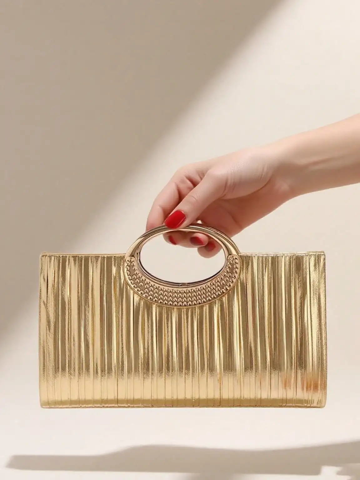 

Сверкающий блестящий вечерний клатч: металлический декор и цепочка, соответствует формальным платьям для мероприятий и подарков.