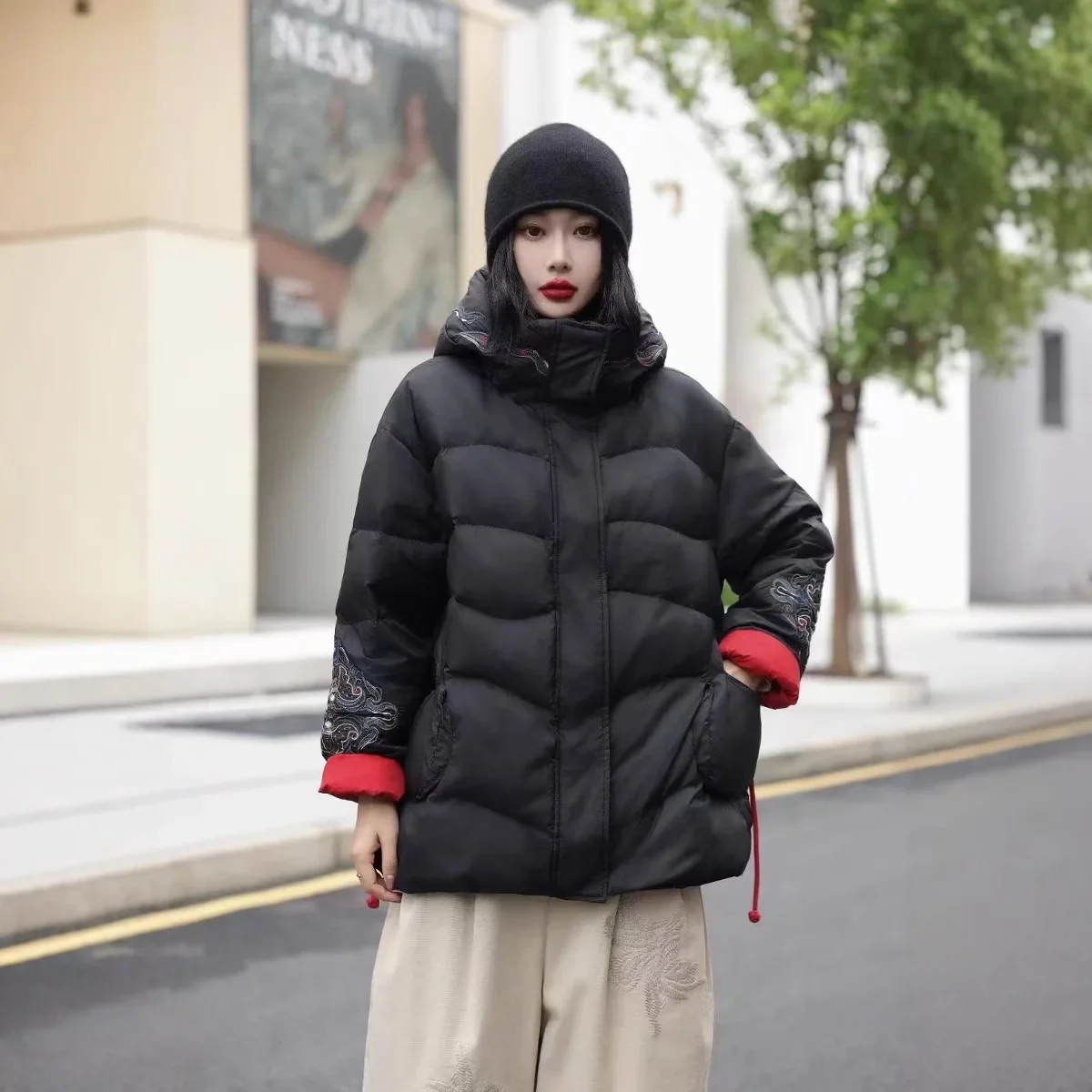 سترة نسائية أوروبية شتوية لعام 2025 بغطاء للرأس ومطرزة على الموضة