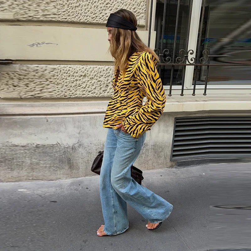 Zebra-Muster, tailliert geschnittene Mäntel, Damenmode, V-Ausschnitt, lange Ärmel, mit Schnallen- und Knopfverschluss, mit Paneelen versehen, schmale Jacken, Herbstkollektion, neue Damenoberbekleidung. – Detail 7