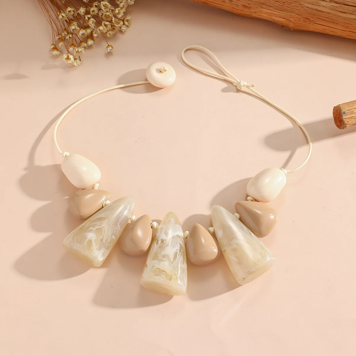 Island vacation style irregular irregular resin necklace with a light luxury and high-end feel, exaggerated collarbone chain nec