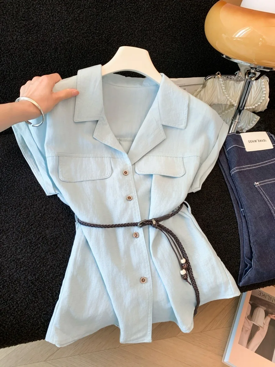 

Элегантная женская летняя рубашка с отложным воротником и коротким рукавом, приталенного кроя, свободного стиля, с эффектом утяжки на талии, модель «Лэйзи»