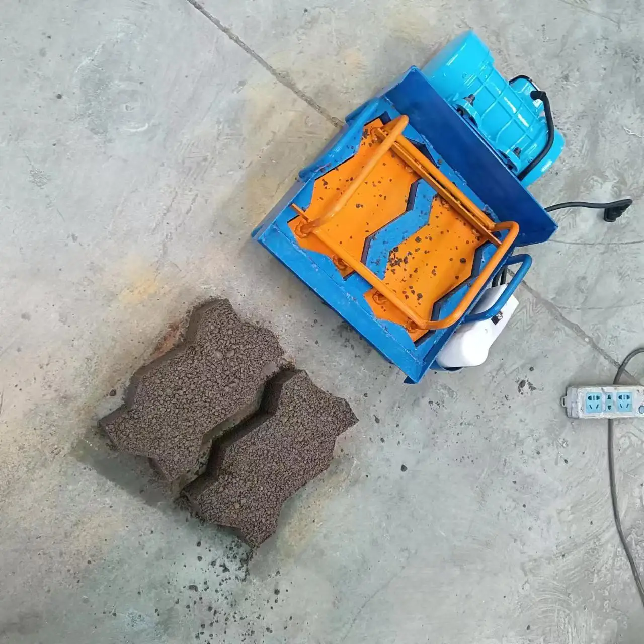 Low Price Manual Mini Concrete Cement Hollow Brick Production Line Machine Mobile Block Maker Mold Motor 220V/380V Easy Sand