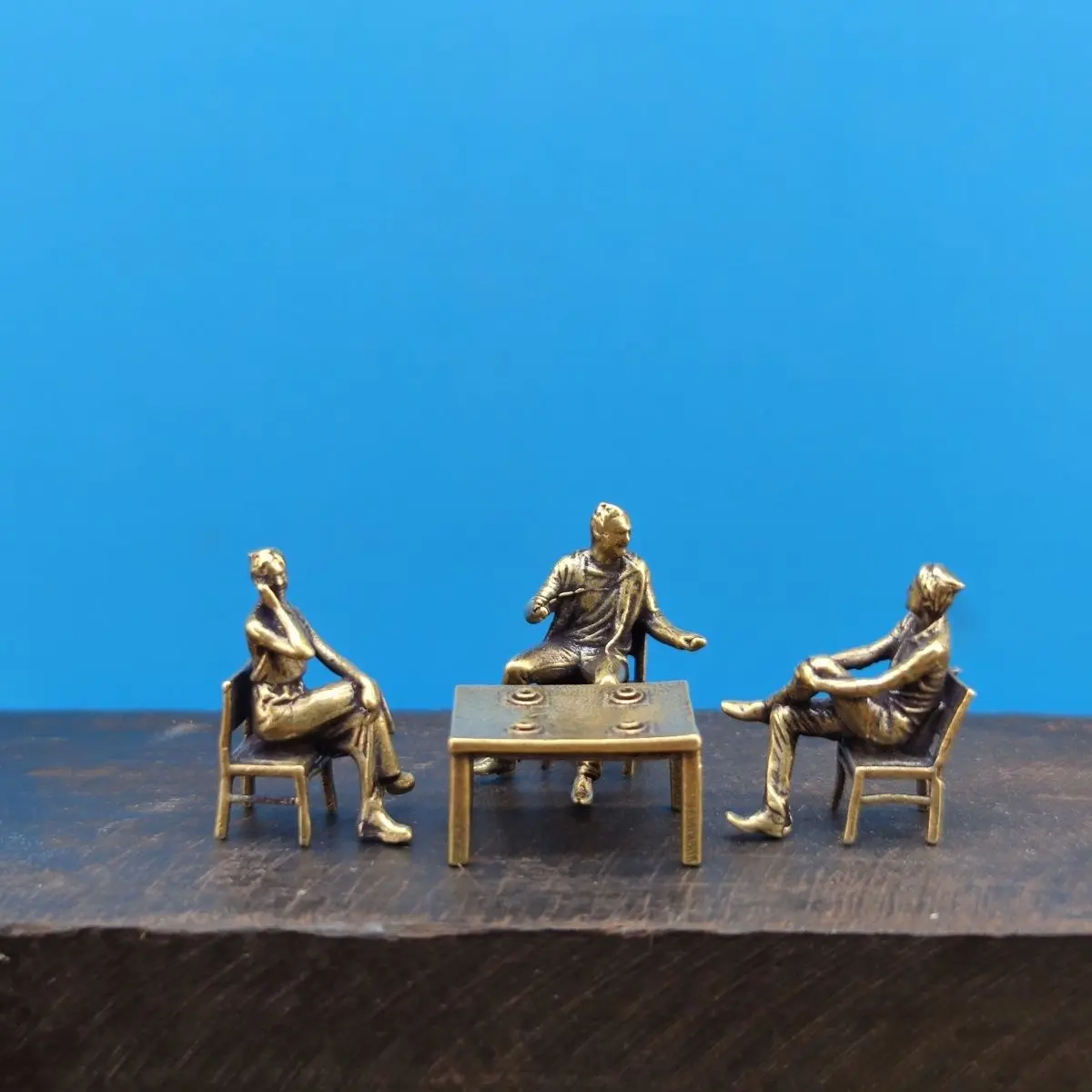 Modelo de escena de figura de latón, accesorios de fotografía macro de paisaje en miniatura, fotografía de primer plano, Chat de comedor en grupo, conversación de té junto al río
