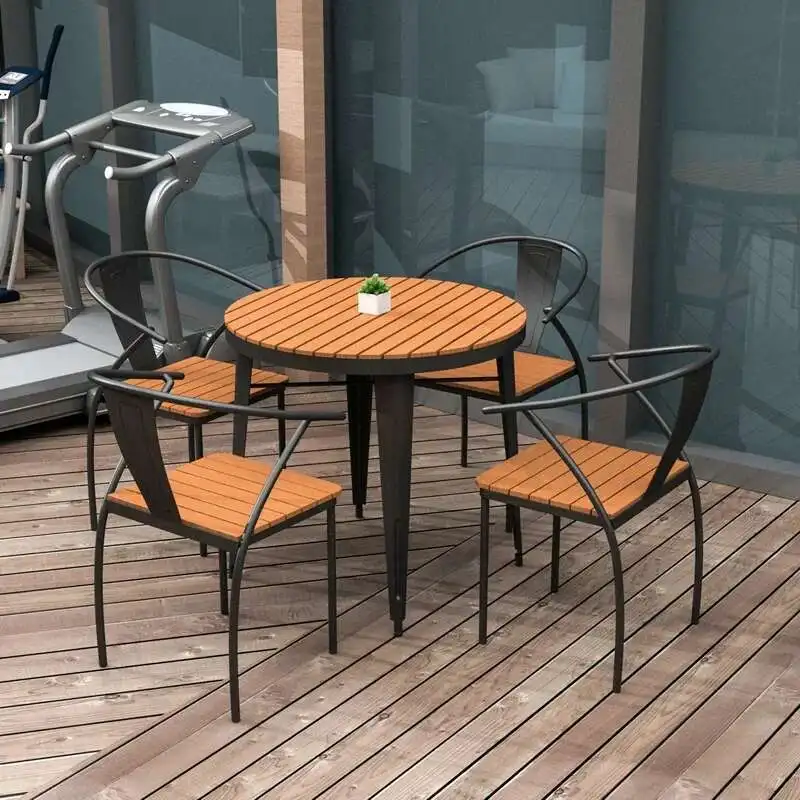 Рисунок 5 - Дизайнерские наборы садовой мебели на заднем дворе