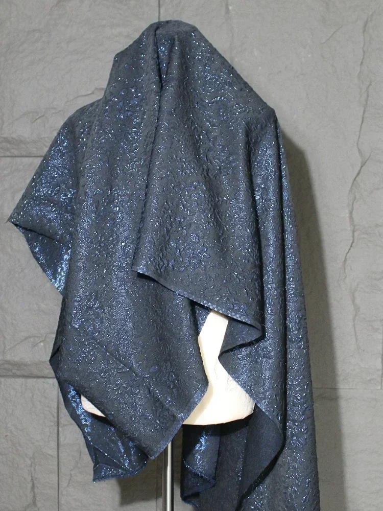 

Темно-синяя плиссированная жаккардовая ткань с тиснением для платья, одежды, дизайнерская ткань на метр, обивочные ткани, шитье своими руками