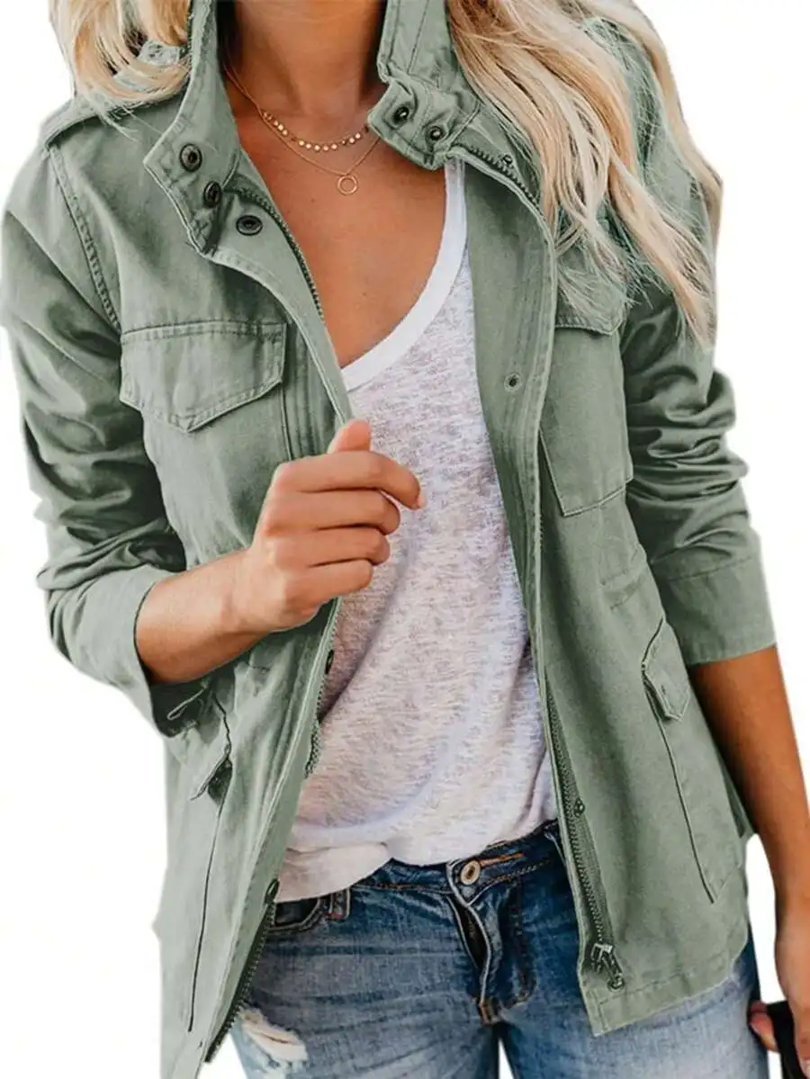 

Женская оливково-зеленая куртка-универсал с застежкой на кнопки и молнии, регулируемой талией и множеством карманов