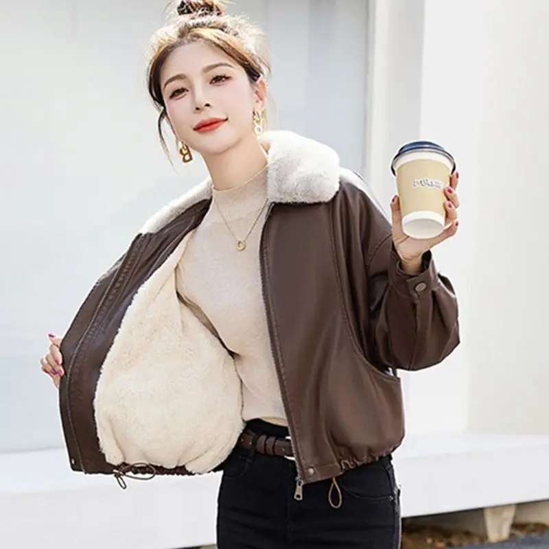 เสื้อแจ็คเก็ตหนัง PU ผู้หญิง ฤดูใบไม้ร่วง ฤดูหนาว 2025 รุ่นใหม่ แบบสั้น ซิปหน้า สไตล์เกาหลี ทรงหลวม บุผ้ากำมะหยี่ อุ่น ใส่ขี่มอเตอร์ไซค์ได้